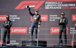 Le podium du GP de France de F1: Max Verstappen (c) le vainqueur, le Britannique Lewis Hamilton (g) 2e, et le Britannique George Russell, 3e, le 24 juillet 2022 au Castellet