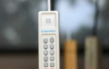 Une copie du premier téléphone portable à Del Mar, en Californie, le 20 mars 2023