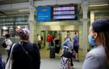 Des voyageurs masqués, venant de Paris par l'Eurostar, arrivent à la gare de St Pancras, le 14 août 2020 à Londres