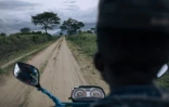 Un taxi moto sur l'unique route menant à Vitshumbi, dans l'est de la République démocratique du Congo, le 3 avril 2023