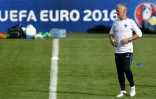 Didier Deschamps dirige l'entraînement des Bleus à Clairefontaine, le 6 juin 2016