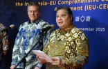 Le ministre indonésien de l'Economie, Airlangga Hartarto (d.), et le commissaire européen au commerce, Maros Sefcovic, s'expriment sur scène après avoir paraphé l'accord de libre-échange entre l'Indonésie et l'UE sur l'île indonésienne de Bali, le 23 septembre 2025