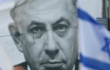 Le portrait du Premier ministre israélien Benjamin Netanyahu lors d'une manifestation contre la réforme judiciaire à Tel-Aviv, le 22 juillet 2023