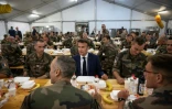 Le président français Emmanuel Macron dîne avec des soldats français et belges à la base aérienne Mihail Kogalnicdeanu, près de Constanta, le 14 juin 2022 en Roumanie