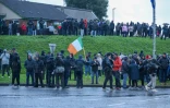 Des manifestants rassemblés à Portadown, en Irlande du Nord, contre le passage d'une marche protestante pro-britannique autorisée pour la première fois depuis 1997 en plein quartier catholique, le 27 septembre 2026 