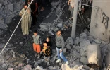 Des habitants parmi les ruines après une frappe israélienne sur le camp de réfugiés de Maghazi, dans le centre de la bande de Gaza, le 5 novembre 2023