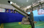 Une photo fournie par le ministère de la Défens eiranien montre le ministre de la Défense, Amir Hatami, devant un missile de courte portée de nouvelle génération dévoilé à Téhéran