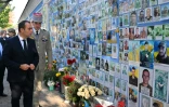 Le ministre français de la Défense Sébastien Lecornu (g) devant le Mur à la mémoire des défenseurs tombés au combat en Ukraine, le 28 septembre 2023 à Kiev