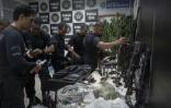 Des policiers rangent les drogues et armes saisies à la suite d'une opération antidrogue dans la favela de Jacarezinho à Rio de Janeiro le 6 mai 2021.