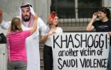Photo prise le 8 octobre 2018 de manifestants devant l'ambasasde saoudienne à Washington contre le prince héritier saoudien Mohammed ben Salmane après le meurtre du journaliste Jamal Khashoggi