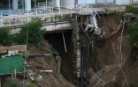 Le trou béant de 15 mètres de long et 30 mètres de profondeur qui s'est ouvert sous les fondations de l'immeuble Euromarina II à Reñaca, à Viña del Mar, Chili, le 12 juin 2024