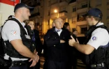 Le ministre de l'Intérieur Gérard Collomb rencontre des policiers lors d'un déplacement à Juvisy-sur-Orge, le 8 octobre 2017 dans l'Essonne