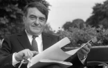 Claude Lanzmann pris en photo le 23 mai 1985 à Paris après avoir reçu le Prix des Arts et des Lettres 