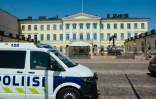 Un véhicule de police devant le Palais présidentiel de Helsinki, le 14 juillet 2018 en Finlande, où les présidents américain Donald Trump et russe Vladimir Poutine doivent se rencontrer