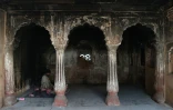 Un homme installé sous les voutes d'une tombe d'Atgah Khan,  le 24 février  2016 à Nizamuddin