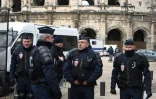 La police anti-émeutes devant les arènes de Nîmes, non loin du palais de justice, le 14 janvier 2016