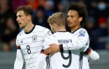 L'attaquant allemand Leroy Sané (d), félicité par ses coéquipiers, après avoir marqué le 3e but face à l'Islande, lors des qualifications européennes pour le Mondial-2022 au Qatar, le 8 septembre 2021 à Reykjavik