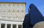 Une nonne prie devant les appartements du pape François place Saint Pierre, le 23 février 2025 au Vatican