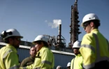 Des ouvriers rassemblés sur le site industriel du groupe Fibre Excellence à Tarascon, le 14 avril 2026 dans les Bouches-du-Rôhne alors que deux sites du groupe sont menacés de fermeture