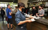 Serveuse du café Lygon Street à Melbourne le 22 octobre 2021