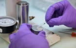 Un technicien presse des échantillons de graphite dans une cathode en aluminium afin d’éviter toute contamination avant le processus de mesure, au laboratoire LMC14 (Laboratoire de Mesure du Carbone 14) du Commissariat à l’Énergie Atomique et aux Énergies Alternatives (CEA), à Saclay, le 22 mai 2025.