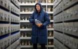 Le professeur John Dickie dans l'une des chambres froides où sont conservées des graines de plantes sauvages du monde entier au Kew Millennium Seed Bank, le 25 avril 2023 à Wakehurst, au sud de Londres