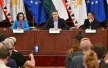 La Commissaire européenne à l'égalité Hadja Lahbib (gauche) aux côtés du maire de Budapest Gergely Karacsony, lors d'une conférence de presse le 27 juin 2025