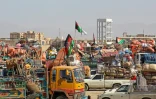 Des camions chargés d'effets personnels de réfugiés afghans, expulsés du Pakistan, attendent à l'extérieur d'un centre de rétention à Chaman, près de la frontière pakistano-afghane, le 22 avril 2025