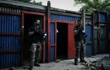 Des gendarmes en position pendant la démolition des cases en tôle du bidonville Talus 2, le 22 mai 2023 à Mayotte