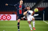 Le défenseur néerlandais du PSG, Mitchel Bakker (g) à la lutte avec le milieu de terrain bordelais, Hatem Ben Arfa, lors de leur match de Ligue 1, le 28 novembre 2020 au Parc des Princes à Paris