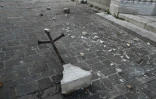 Une croix tombée pendant le séisme à Visso, dans le centre de l'Italie, le 27 octobre 2016