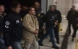 Photo fournie par le ministère mexicain de l'Intérieur de Joaquin Guzman Loera alias "El Chapo" Guzman escorté par la police le 20 janvier 2017 à Ciudd Juarez au Mexique