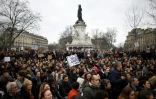 Plusieurs centaines de manifestants à Paris "contre la corruption des élus", Place de la République, le 19 février 2017