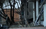 Un policier se tient près d'un bâtiment endommagé après l'explosion d'un camion bourré d'explosif près d'un commissariat de police dans la ville colombienne de Cúcuta, près de la frontière avec le Venezuela, le 1er août 2026