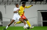 Le défenseur portugais de Lille Tiago Djalo, à la lutte avec l'attaquant lensois Arnaud Kalimuendo, lors du 16e de finale de la Coupe de France, le 4 janvier 2022 au Stade Bollaert-Delélis