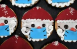 Des biscuits représentant le Père Noël avec un masque à Dortmund, en Allemagne, le 17 décembre 2020