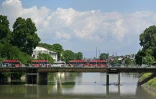 Des véhicules traversent un pont au dessus de la rivière Jhelum le 12 mai 2025 à Srinagar, en Inde, à la frontière avec le Pakistan