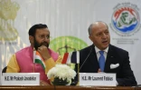 Le ministre indien de l'Environnement Prakash Javadekar et le ministre français des Affaires étrangères Laurent Fabius lors d'une conférence de presse le 20 novembre 2015 à New Delhi