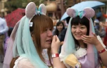 Des visiteurs assistent à l'inauguration du Disney Resort de Shanghai le 16 juin 2016