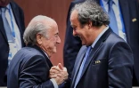 Sepp Blatter (g), alors président de la Fifa, et Michel Platini, président de l'UEFA, lors de la réélection de Sepp Blatter à la tête de la Fifa, le 29 mai 2015 à Zurich, en Suisse