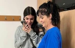 Les Américaines Natalie Shoshana Raanan (ge) et sa mère Judith Tai Raanan parlent au téléphone avec le président américain Joe Biden à l'ambassade des Etats-Unis à Jérusalem, après leur libération par le Hamas, le 20 octobre 2023