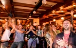 Scène de joie pour les supporters albanais dans un pub à Pristina après l'égalisation de la Suisse face à la Serbie signé Granit Xhaka, le 22 juin 2018 à Kaliningrad