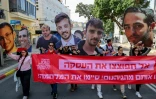 Des manifestants brandissent des portraits d'otages israéliens lors d'un rassemblement à Tel-Aviv appelant à la mise en œuvre de l'accord de trêve à Gaza, le 6 mars 2025