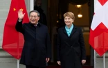 Le Premier ministre chinois Li Qiang (G) et la présidente suisse Viola Amherd (D) lors d'une visite officielle à Kehrsatz, près de Berne, la capitale helvétique, le 15 janvier 2024