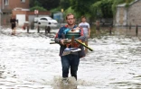Un habitant dans une rue inondée d'Angleur, près de Liège, le 16 juillet 2021 