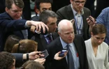 John McCain, ici au Capitole le 18 octobre 2017, s'irritait lorsque les journalistes du Congrès l'interrogeaient trop souvent sur Donald Trump