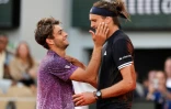 L'Italien Flavio Cobolli félicite son vainqueur, l'Allemand Alexander Zverev, en finale du simple messieurs de Roland-Garros, le 7 juin 2026 à Paris