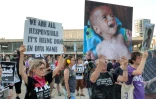 Des militants israéliens manifestent à Tel-Aviv pour dénoncer la situation humanitaire catastrophique à Gaza menacée de famine selon l'ONU, le 22 juillet 2025