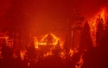 Des logements sont consumés par les flammes du Caldor Fire dans la région d'Echo Summit, en Californie, le 30 août 2021