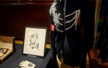 Une veste en velours noir portée par Michael Jackson pour le 65e anniversaire d'Elizabeth Taylor